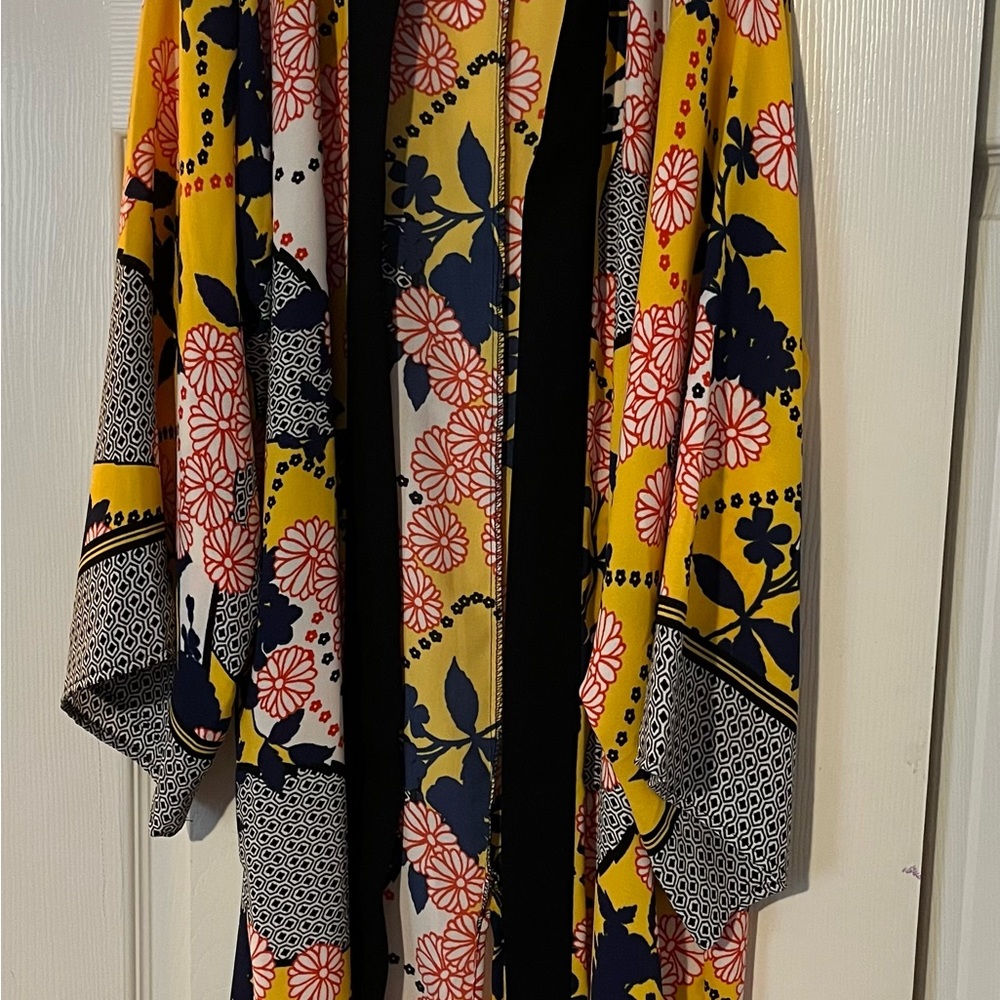 Forever 21 Women’s Kimono- Multicolored gold, black, navy. Size Medium.